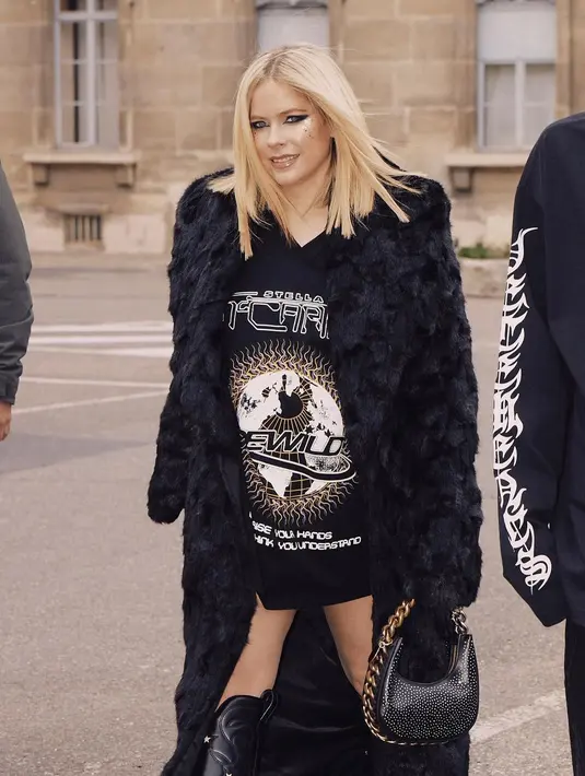 Avril Lavigne hadir di Paris Fashion Week 2023 untuk beberapa rumah mode. Sebelum muncul potret dirinya mencium rapper Tyga [@avrillavigne]