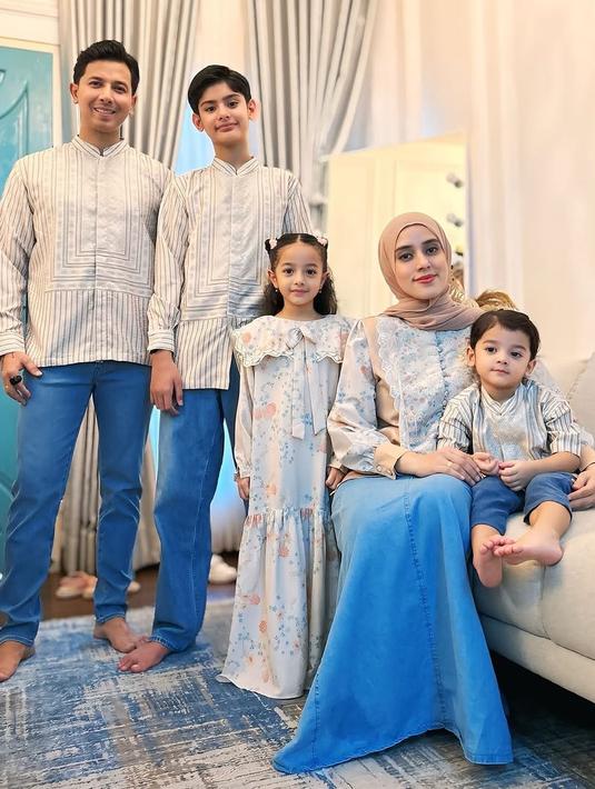 Keluarga Fairuz A Rafiq dan Sonny Septian sering menjalani pemotretan keluarga bersama. Ini adalah potret kebersamaan keluarga Fairuz dan Sonny ketika momen Lebaran Idulfitri. Dalam keterangan unggahannya, artis berusia 39 tahun ini ungkap jika ia mengenakan baju koleksi Lebaran dari Shireen Sungkar. Dengan busana selaras, keluarga artis ini makin kompak di hari bahagia. (Liputan6.com/IG/@dierabachir_photography)