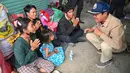 Thailand mencatat lebih dari 400 ribu warga telah dievakuasi ke lokasi yang lebih aman. Sementara, Kamboja melaporkan sedikitnya 192 ribu orang harus mengungsi dari wilayah perbatasan. Tampak dalam foto, Kun Kim (kanan), menteri senior Kamboja untuk misi khusus dan wakil presiden pertama Komite Nasional untuk Manajemen Bencana (NCDM), berbicara kepada warga pengungsi di kamp sementara di provinsi Banteay Meanchey pada Sabtu 13 Desember 2025, di tengah bentrokan di sepanjang perbatasan Kamboja-Thailand. (TANG CHHIN SOTHY/AFP)