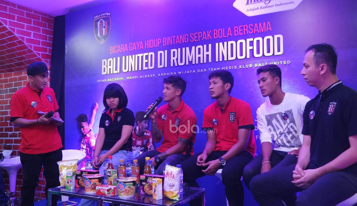 Pemain Bali United, Irfan Bachdim, Mahdi Albar dan Andhika Wijaya, menghadiri acara Meet and Greet bertema “Bicara Gaya Hidup Bintang Sepakbola Bersama Bali United di Rumah Indofood” di Jakarta Fair, Selasa (11/7/2017). (Dokumentasi Penyelenggara)
