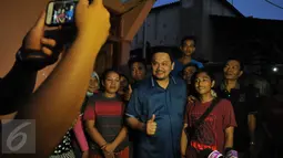 Pengacara Farhat Abbas berfoto bersama warga Kalijodo, Jakarta Utara, Selasa (16/2). Pengacara kontroversial ini datang untuk menyampaikan kepada warga bahwa ia mempunyai solusi untuk persoalan Kalijodo. (Liputan6.com/Gempur M Surya)