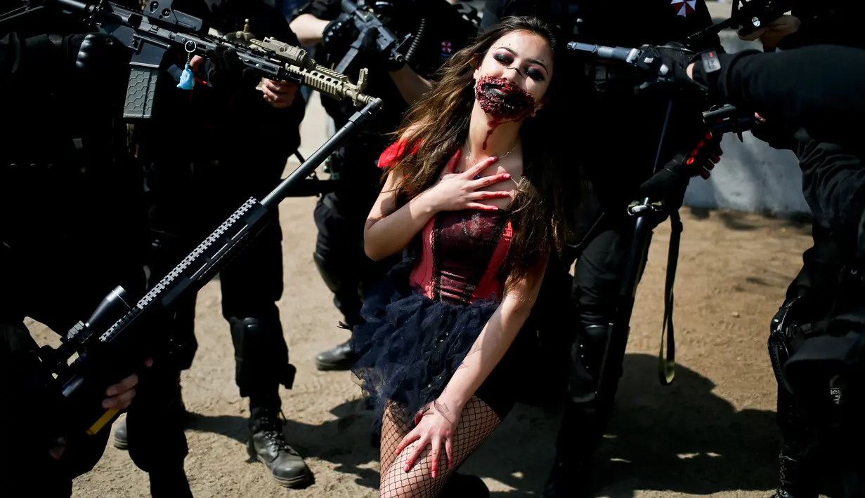 Seorang pria mengenakan kostum dan dandanan zombie dalam perayaan satu dekade Zombie Walk di Santiago, Chile, 13 Oktober 2018. Zombie Walk merupakan acara rutin tahunan yang terinspirasi dari acara televisi AS 'The Walking Dead'. (AP/Esteban Felix)