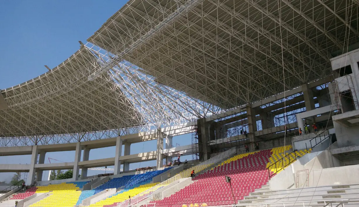 Atap tribune barat Stadion Manahan yang hampir selesai terpasang. (Bola.com/Vincentius Atmaja)