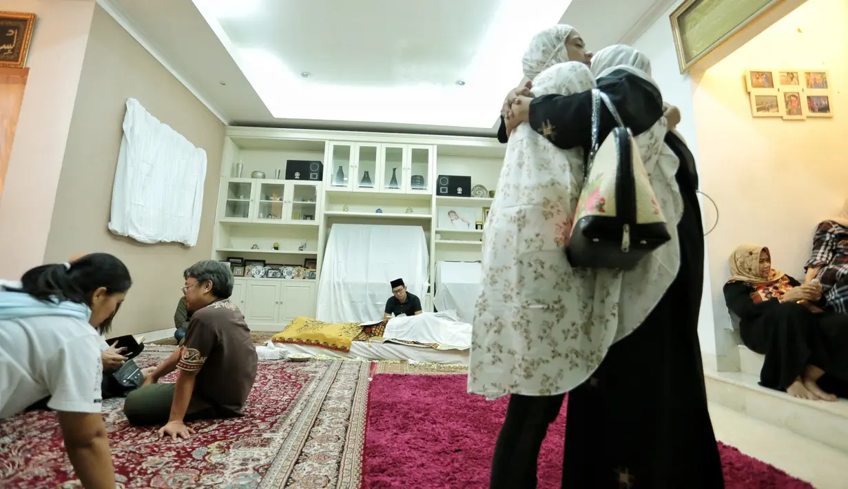 Sungguh memilukan, pasalnya saat Ferry hembuskan napas terakhirnya, Ririn tak ada di sisi suaminya lantaran sedang menjalankan ibadah Umroh di kota suci Mekah. Bahkan ia pun tak bisa menyaksikan proses pemakamannya. (Adrian Putra/Bintang.com)