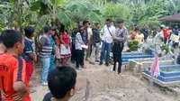 Makam almarhum dibongkar disaksikan banyak warga. Foto: (Reza Efendi/Liputan6.com)