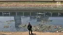Seorang pria mengamati aliran Kanal Banjir Barat yang berwarna hitam pekat dan dipenuhi tumpukan sampah di Jakarta, Minggu (22/9/2019). Tumpukkan sampah dan aliran air yang berwarna hitam pekat tersebut menimbulkan bau tak sedap. (merdeka.com/Iqbal S Nugroho)