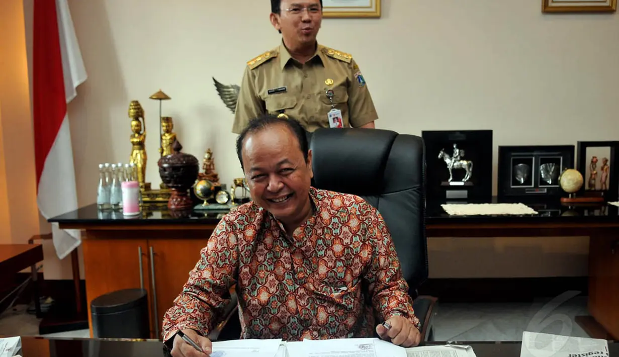 Momen kebersamaan Pemimpin Redaksi, Mohamad Teguh, dengan Ahok saat tim redaksi Liputan6.com mengunjungi kantor sang Wakil Gubernur DKI, Jakarta, (9/9/14). (Liputan6.com/Johan Tallo) 