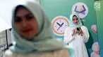 Model melihat aplikasi muslim berbasis komunitas bernama "umma", Jakarta, Kamis (25/4). Aplikasi dengan fitur penunjang ibadah, konten islami yang dipersonalisasi kecerdasan buatan dan fitur komunitas memiliki misi untuk mempermudah umat muslim Indonesia menjadi khairu ummah. (Liputan6.com/HO/Ading)