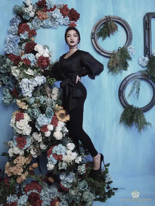 Perpaduan bunga dan kecantikan Ariel Tatum membuat foto ini terlihat begitu indah. Wajar jika banyak wanita yang menjadikan Ariel Tatum sebagai body goalsnya. (Foto: instagram.com/arieltatum)