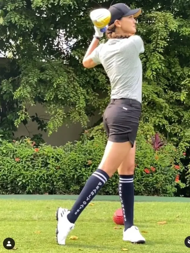 6 Gaya Luna Maya saat Main Golf, Tetap Stylish