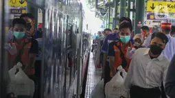 Calon penumpang bersiap menaiki kereta api di Stasiun Gambir, Jakarta, Jumat (22/4/2022). Adapun Volume penumpang berangkat sebanyak 6.300 atau 41 persen dari total Tempat Duduk yang tersedia sebanyak 15.506. (Liputan6.com/Herman Zakharia)