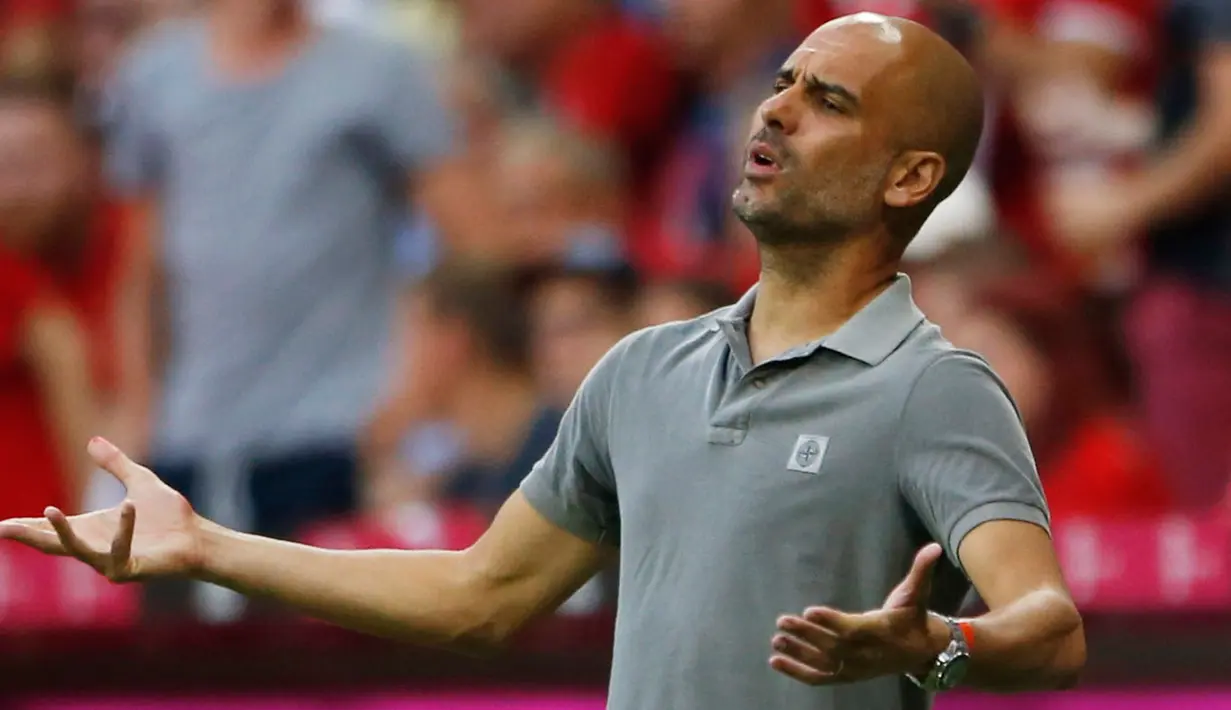 Pelatih baru Manchester City, Pep Guardiola kecewa melihat para pemainnya bertanding melawan Bayern Muenchen di laga uji coba pramusim di Allianz Arena, Muenchen (21/7). City kalah atas Muenchen dengan skor 1-0. (Reuters/Michaela Rehle)