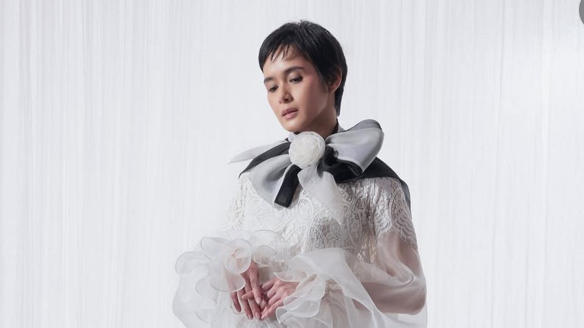 8 Gaya Renata Kusmanto saat Mengenakan Busana dari Desainer Indonesia, Lewat Tampilan Berwastra hingga Modern
