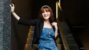 Jumpsuit denim yang dipadukan dengan blazer hitam membuat penampilannya terlihat bak ABG. Dirinya juga memilih menggunakan bandana berwarna biru serta sling bag hitam untuk menyempurnakan penampilannya. (Liputan6.com/IG/@kikiamaliaworld)