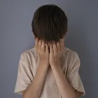 Ilustrasi anak kecil yang ketahuan berbohong./copyright freepik.com/freepik