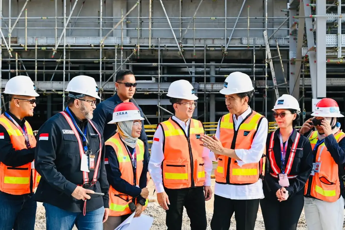 Presiden Joko Widodo (Jokowi) mengunjungi KEK Gresik, Jawa Timur. KEK Gresik telah berhasil menarik investasi besar ke dalam kawasan, yaitu Smelter PT Freeport Indonesia dengan nilai investasi sebesar USD 3 miliar. (Dok Kemenko Perekonomian)