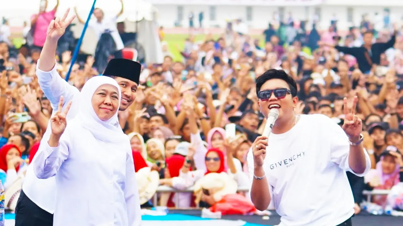 Heboh, Denny Caknan Pose Dua Jari di Pesta Rakyat Jatim Maju Berprestasi Jember