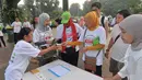 Para peserta fun walk 2015 Autism is not a joke saat mendaftar di balai kota, Jakarta, Minggu (29/3/2015). acara ini dalam rangka memperingati hari autisme sedunia yang jatuh tanggal 2 april setiap tahunnya. (Liputan6.com/Herman Zakharia)