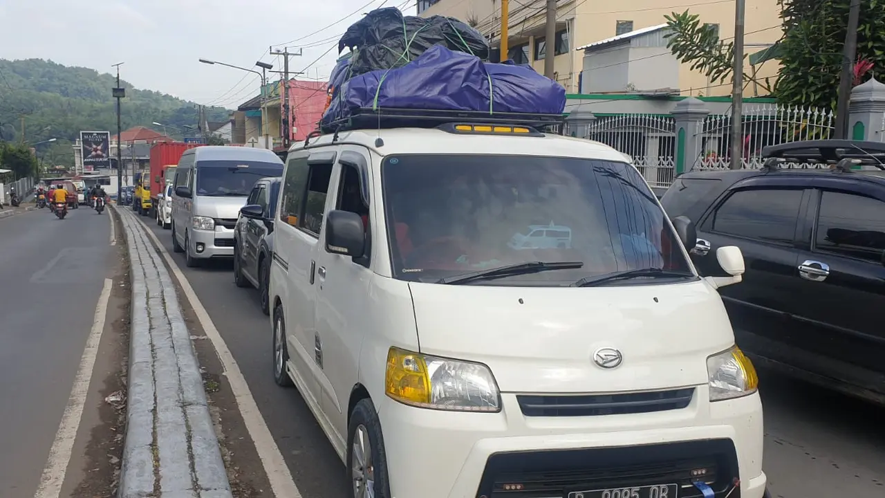 Antrian kendaraan pemudik di jalur pertigaan pasar Malangbong, kabupaten Garut, Jawa Barat. (Liputan6.com/Jayadi Supriadin)