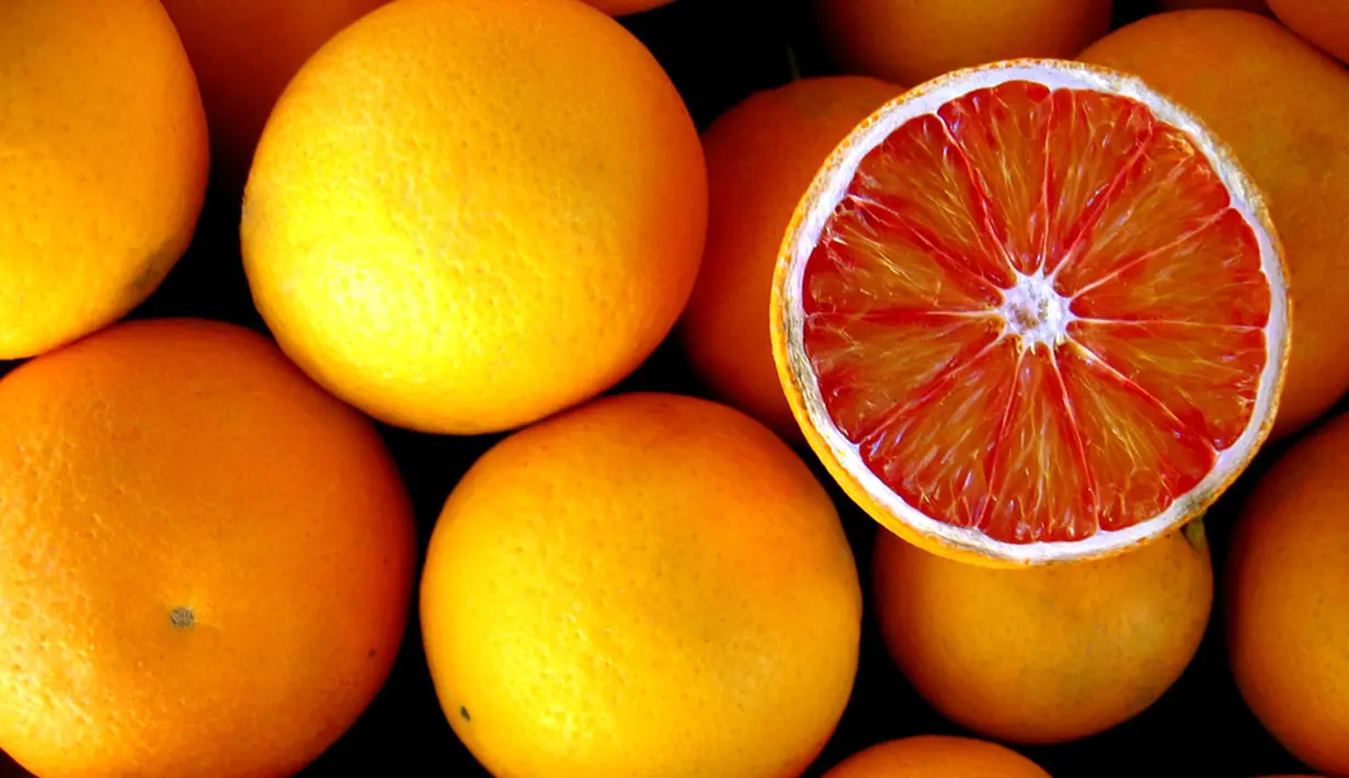 Buah jeruk yang besar mengandung kalori kurang dari 100. Jeruk juga kaya air, sumber energi dan juga akan membantu dalam pembakaran lemak. (Istimewa)