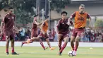 Pemain Persija Jakarta, Bruno Matos, menggiring bola saat latihan di Lapangan Aldiron, Jakarta, Senin (7/1). Sebanyak 29 pemain sudah bergabung dalam latihan perdana tersebut. (Bola.com/M Iqbal Ichsan)