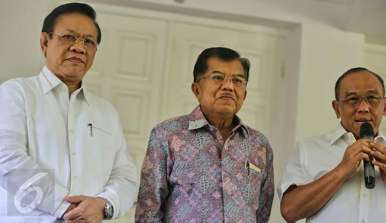 Ketua Umum Partai Golkar Munas Bali Aburizal Bakrie (kanan) memberikan keterangan pers di kediaman wapres, Jakarta, Rabu (3/2). Pertemuan tersebut untuk membahas Munas Luar Biasa (Munaslub). (Liputan6.com/Faizal Fanani)