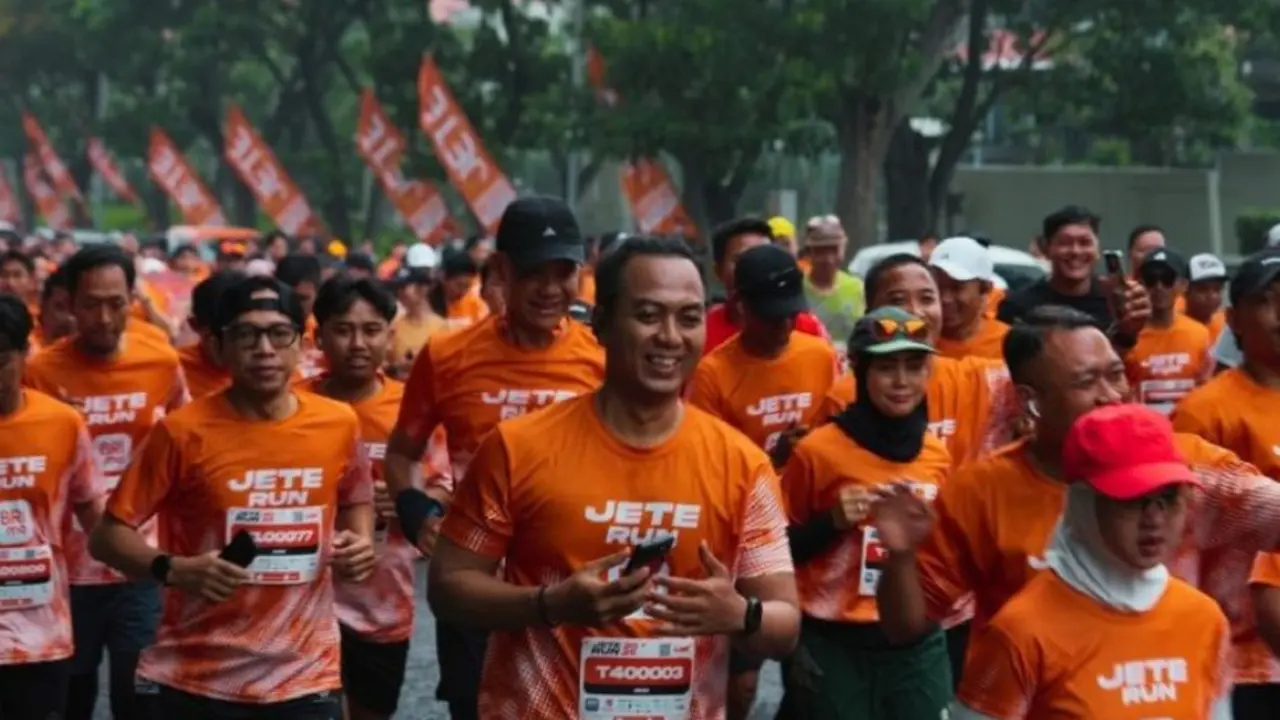 Peserta sedang berlari di ajang lari ang digelar di Kota Surabaya, Jawa Timur pada 2025 untuk mendorong wisata olah raga di kota tersebut.