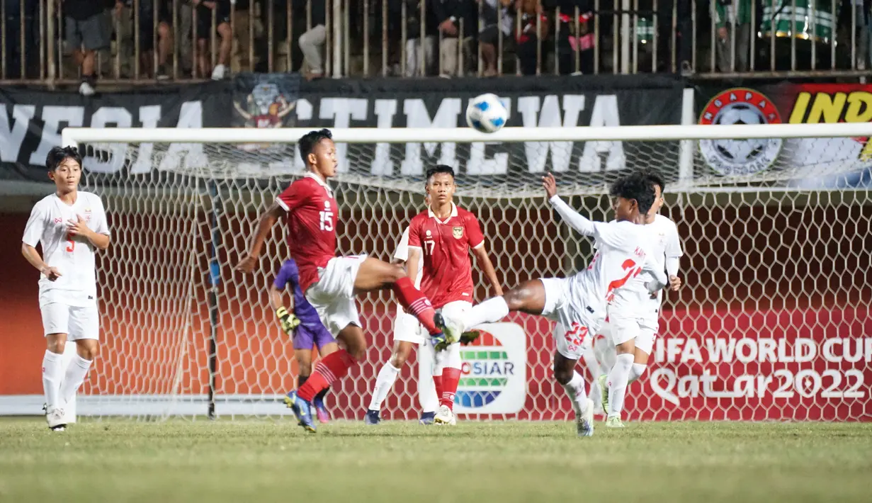Gelandang Timnas Indonesia U-16, Muhammad Sultan Akbar berebut bola dengan penyerang Myanmar, Kaung Htet pada pertandingan semifinal Piala AFF U-16 2022 di Stadion Maguwoharjo, Sleman, Rabu (10/8/2022). Timnas Indonesia U-16 menang lewat adu penalti atas Myanmar 6-5 (1-1). (Foto:Dok PSSI)