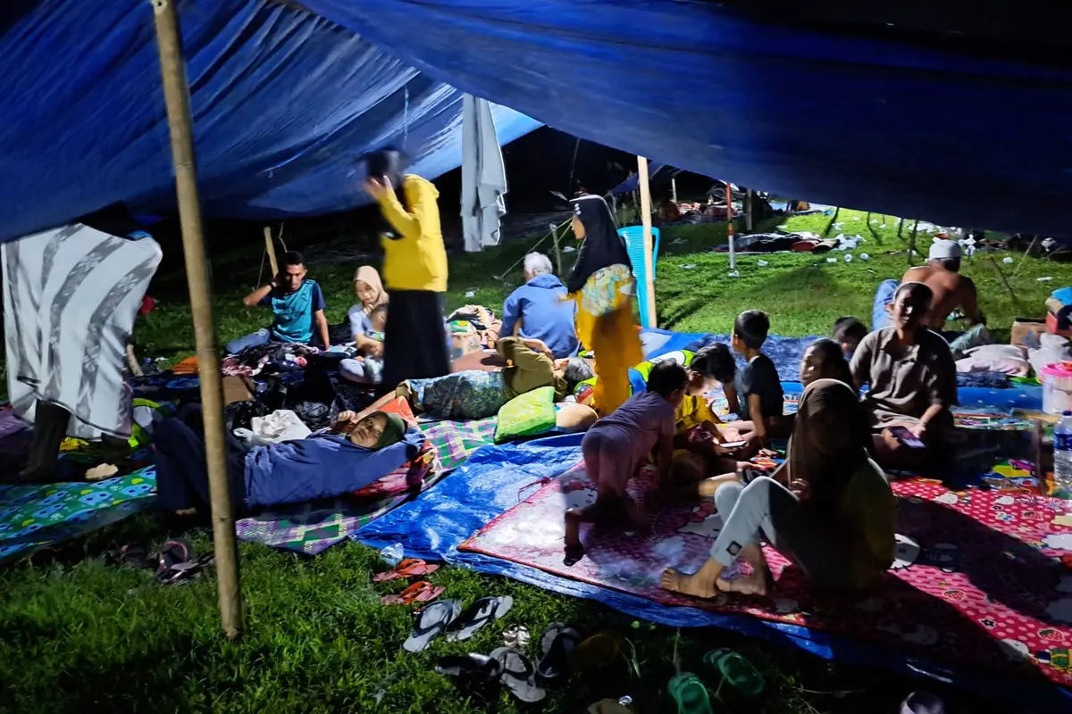 Warga Bawean di tenda pengungsian akibat gempa. (Istimewa)
