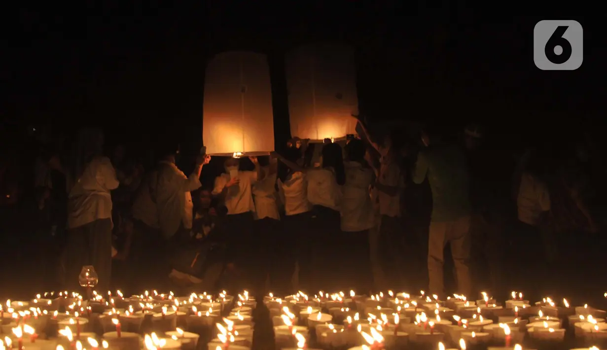 Peserta menerbangkan lampion sebagai tanda puncak perayaan Tri Suci Waisak 2566 BE/2022 di Candi Borobudur, Magelang, Jawa Tegah, Senin (16/05/2022) malam. Sebanyak 2022 lampion diterbangkan oleh biksu, umat Buddha serta wisatawan sebagai simbol harapan dan perdamaian untuk dunia. (merdeka.com/Iqbal S.Nugroho)