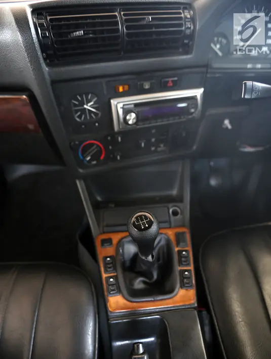 Interior mobil BMW seri 3 E30 generasi kedua saat dipamerkan di Jakarta, Rabu (17/10). Mobil yang menjadi grand prize Indonesia Bimmerfest 2018 digelar untuk merayakan 10 tahun Bimmerfest. (Liputan6.com/Fery Pradolo)