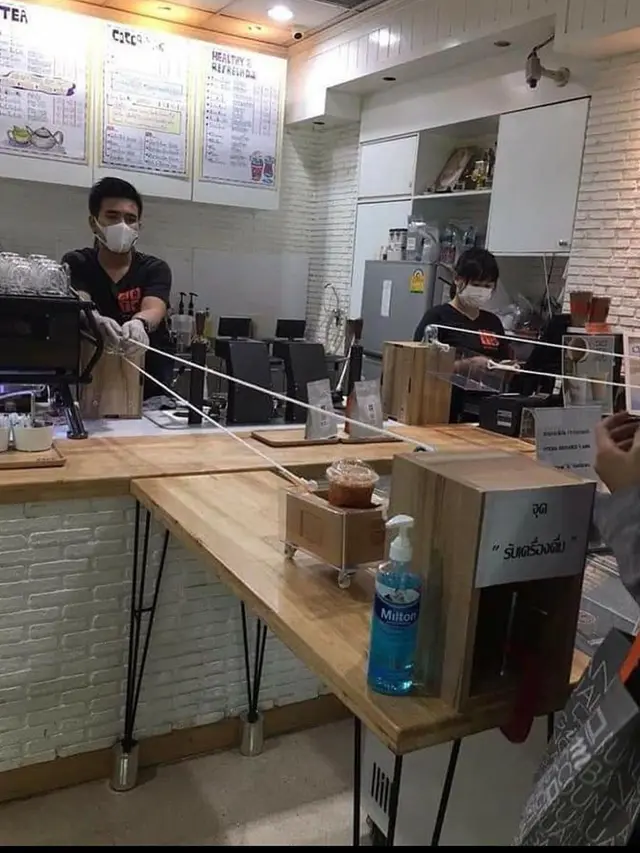 7 Potret Warga Thailand Saat Wabah Covid-19, Jaga Jarak dan Pakai Alat Bantu