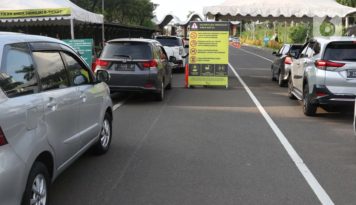 Sejumlah kendaraan antre untuk memasuki kawasan wisata Taman Impian Jaya Ancol, Jalarta, Kamis (29/10/2020). Selain tingginya minat warga berwisata di masa libur panjang, antrean ini juga disebabkan pengalihan buka tutup pintu masuk kawasan Taman Impian Jaya Ancol.  (Liputan6.com/Helmi Fithriansyah)
