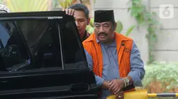 Swasta penyuap Bupati Indramayu Supendi, Carsa AS (kanan) tiba di Gedung KPK, Jakarta, Jumat (1/11/2019). Carsa AS diperiksa sebagai tersangka untuk melengkapi berkas terkait memberi suap pengaturan proyek di lingkungan Pemerintah Kabupaten Indramayu tahun 2019. (merdeka.com/Dwi Narwoko)