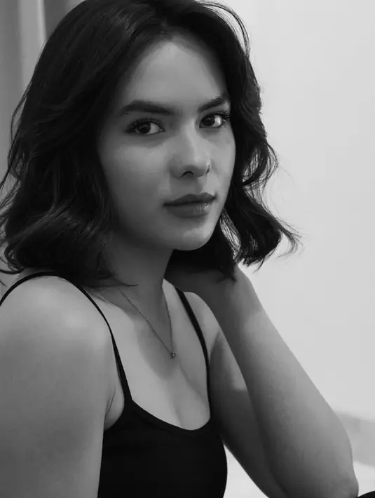 Identik rambut panjang, Stefi Zamora pernah berambut pendek sebahu yang ditata bergaya soft wave  [@steffizamoraaa]