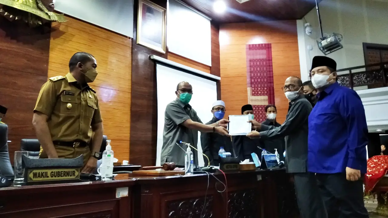 DPRD Sumbar usulkan hak angket untuk selidiki polemik surat bertanda tangan gubernur Sumbar yang dijadikan untuk meminta sumbangan. (liputan6.com/ Novia Harlina)