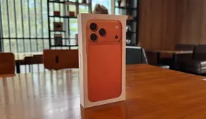 Unboxing iPhone 17 Pro Max Sebelum Rilis di Indonesia, Begini Isi Kotaknya. (Liputan6.com/ Yuslianson)