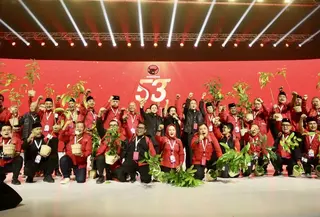 Jajaran DPP PDI Perjuangan (PDIP) secara simbolis menyerahkan tas siaga bencana dan bibit pohon kepada 38 Ketua DPD PDI Perjuangan dari seluruh Indonesia. (Foto: Tim Media DPP PDIP).