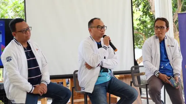 Group Head Technology Strategy & Architecture XL Axiata I Gede Darmayusa (tengah) menjelaskan mengenai ekspansi jaringan 4G di Sumbawa, NTB, Senin (26/8/2019).