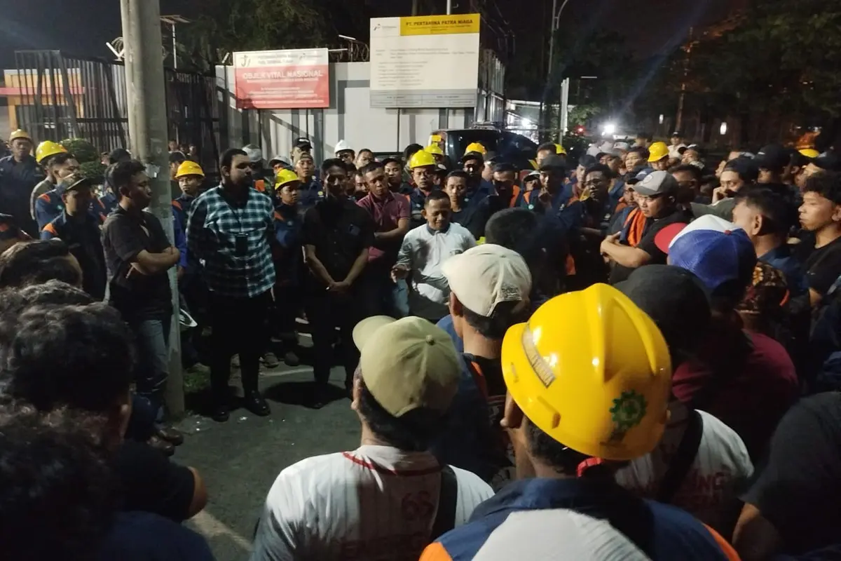 Para pekerja awak mobil tangki Pertamina demo di lingkungan Fuel Terminal BBM Tuban