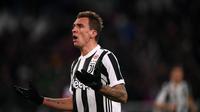 Mario Mandzukic mencetak gol pertama ketika Juventus menghadapi Crotone pada 26/11/2017 (AFP/Marco Bertorello)