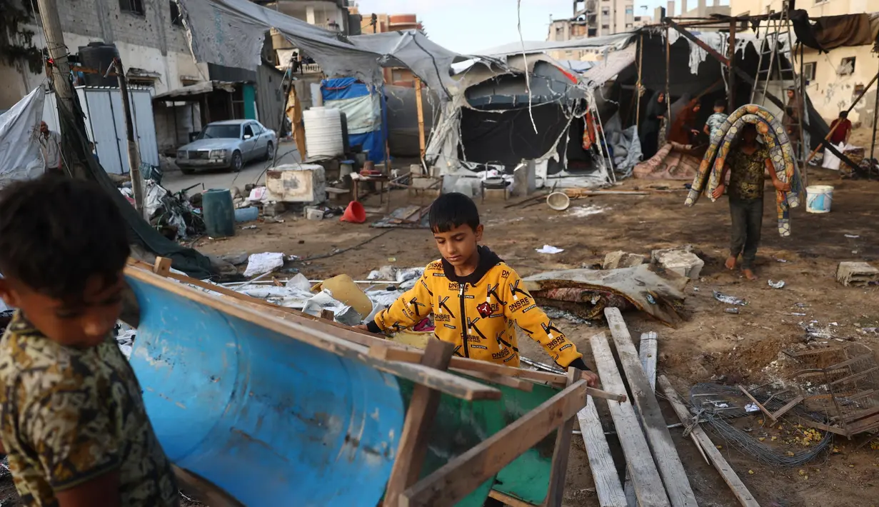 <p>Dan sekitar 25.973 anak Palestina kini hidup di Gaza tanpa satu atau kedua orang tua. (Eyad BABA/AFP)</p>