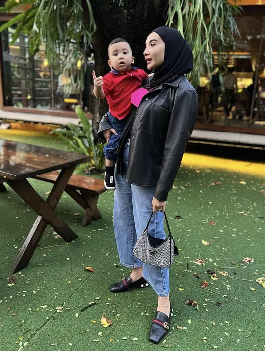 <p>Meski sedang menggedong si kecil, Zaskia tampil stylish dengan jaket kulit hitamnya, dipadukan celana denim dan sling bag Prada. Ia juga mengenakan sepatu loafer dari Gucci.@zaskiasungkar15</p>