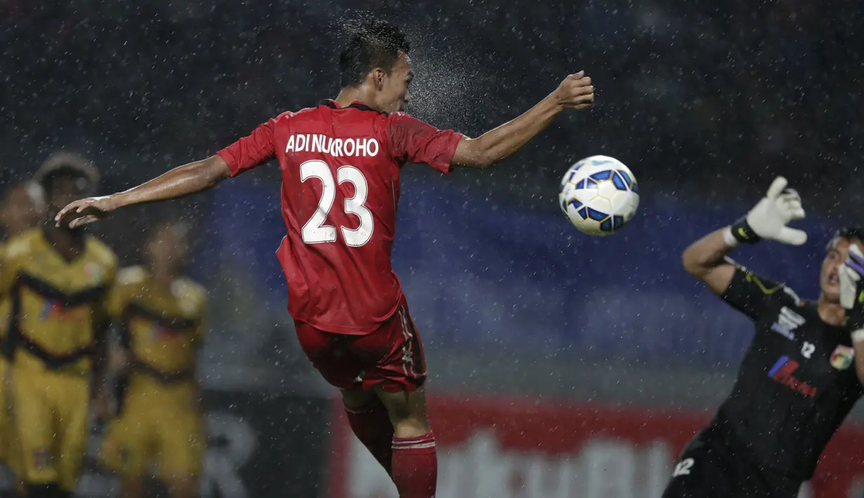 Pemain Semen Padang, Adi Nugroho, saat mencetak gol ke gawang Mitra Kukar dalam final Piala Jenderal Sudirman di Stadion Utama Gelora Bung Karno, Jakarta, Minggu (24/1/2016). (Bola.com/Vitalis Yogi Trisna)