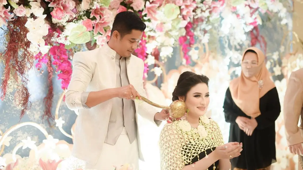 Tampil Memesona, Ini 7 Momen Acara Tujuh Bulanan Angbeen Rishi dan Adly Fairuz