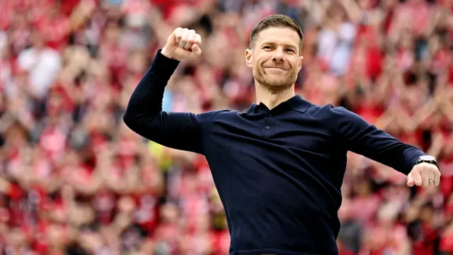 Foto: Aksi Gokil Xabi Alonso Rayakan Gelar Juara Bersama Suporter Bayer Leverkusen