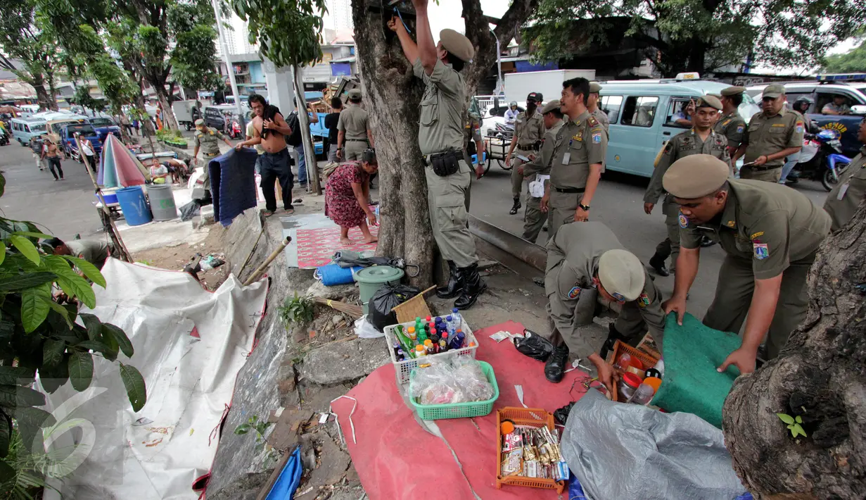 Satpol PP bersama Sudinhub menertibkan pedagang kaki lima dan parkir liar kendaraan bermotor di Pasar Tanah Abang, Jakarta, Kamis (4/5). Penertiban dilakukan agar mengurai kemacetan. (Liputan6.com/Johan Tallo)