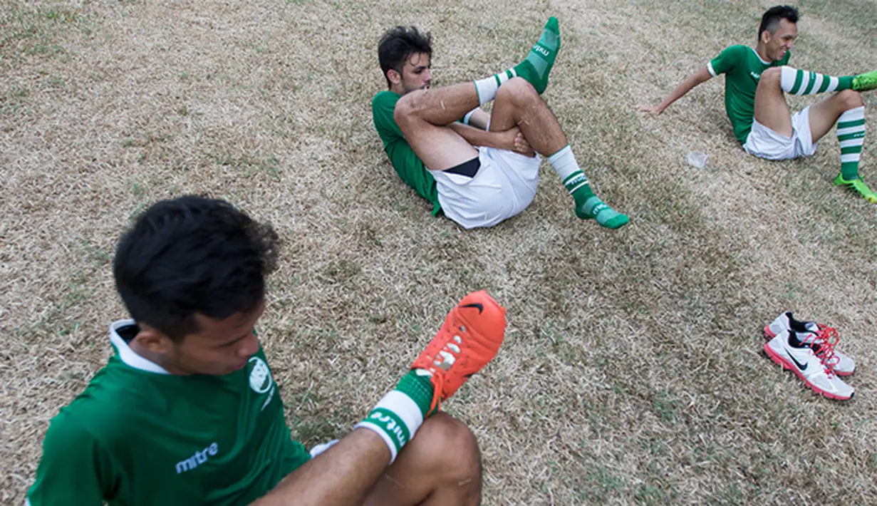 Sejumlah pemain Persipasi Bandung Raya (PBR) melakukan pendinginan usai latihan jelang Piala Presiden 2015 di Stadion Lebak Bulus, Jakarta, Minggu (23/8/2015). (Bola.com/Vitalis Yogi Trisna)