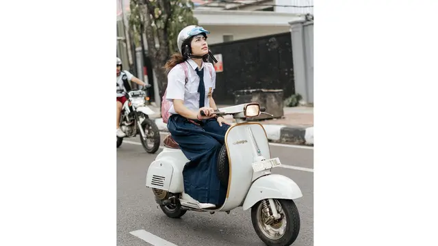 Potret Sintya Marisca Kendarai Vespa