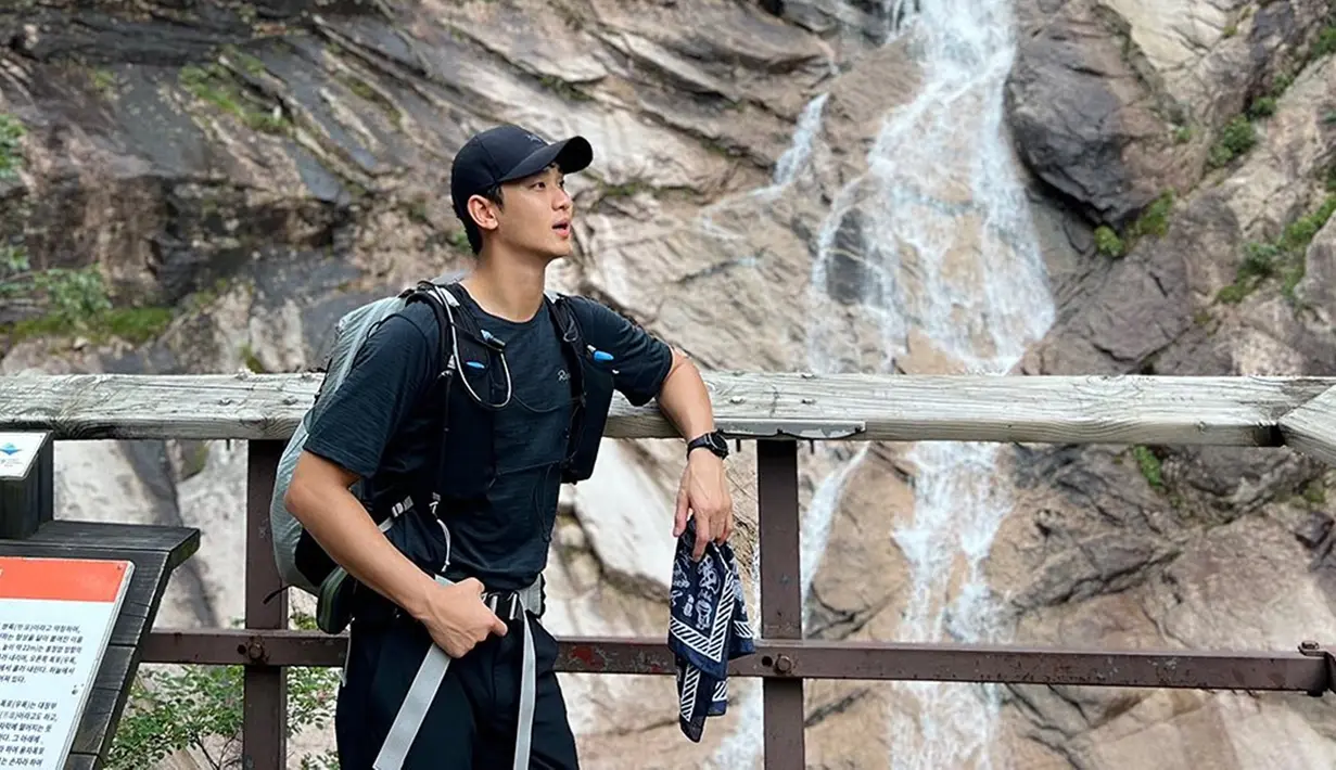 Seperti momen yang baru-baru ini dibagikannya. Aktor kelahiran 16 Februari 1988 ini mengunggah potretnya saat hiking. Kim Soo Hyun mengenakan busana kasual dan topi bernuansa gelap. Dengan menggendong tas, aktor bayaran termahal ini berpose dengan latar belakang lembah. (Liputan6.com/IG/@soohyun_k216)